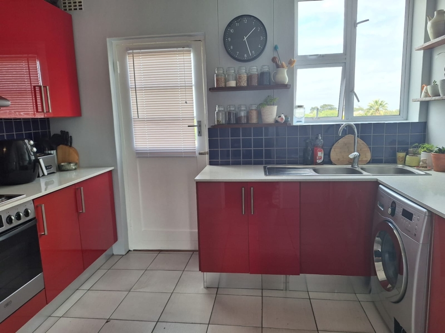 To Let 2 Bedroom Property for Rent in Claremont Village Western Cape